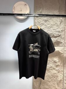 Burberry Unisex Vintage Check Knight Horse Graphic Oversized T-Shirt, Black, British Luxury Casual Short Sleeve Top